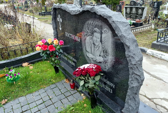 Горизонтальный памятник с колотым краем
